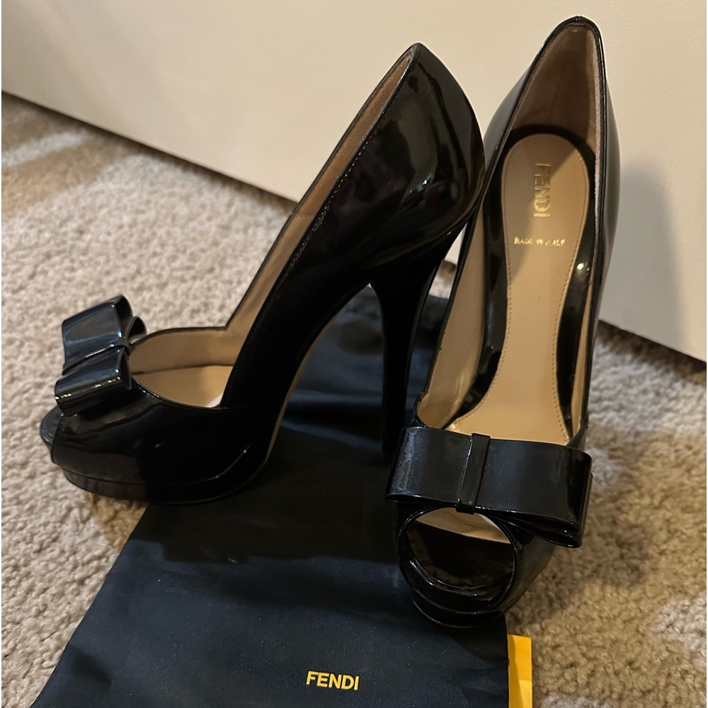 Fendi black patent leather peep toe pumps 38